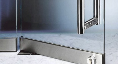 Схема расположения фурнитуры для маятниковых дверей на стандартных примерах