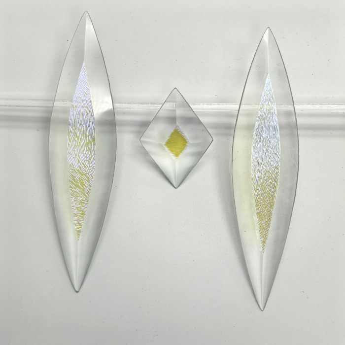 Бевелс AV305 дихроичный (3 элемента) 43 х 394 мм желтая шиншилла